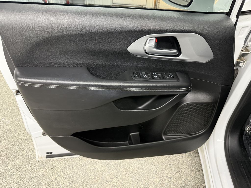2018 Chrysler Pacifica Image 22