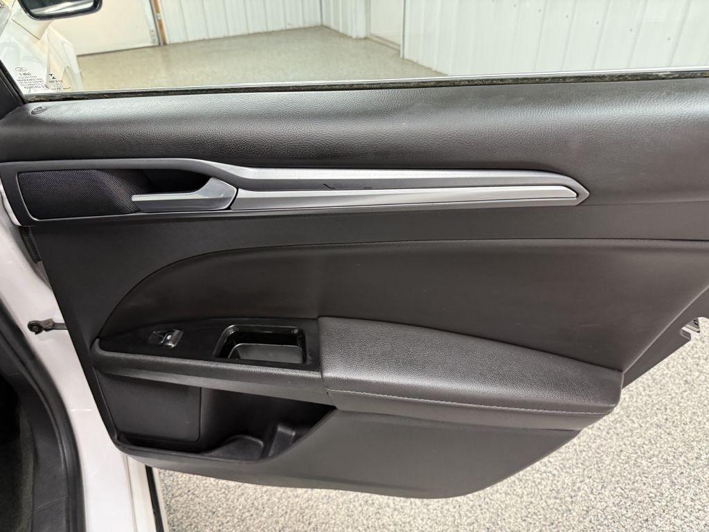 2016 Ford Fusion Image 30