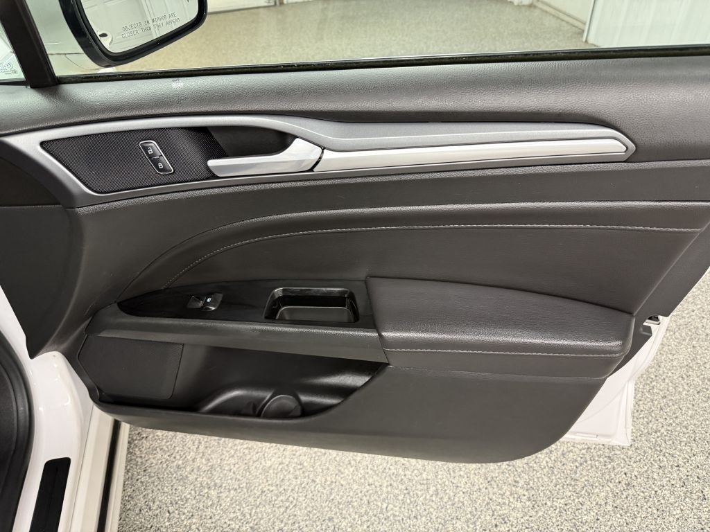 2016 Ford Fusion Image 32