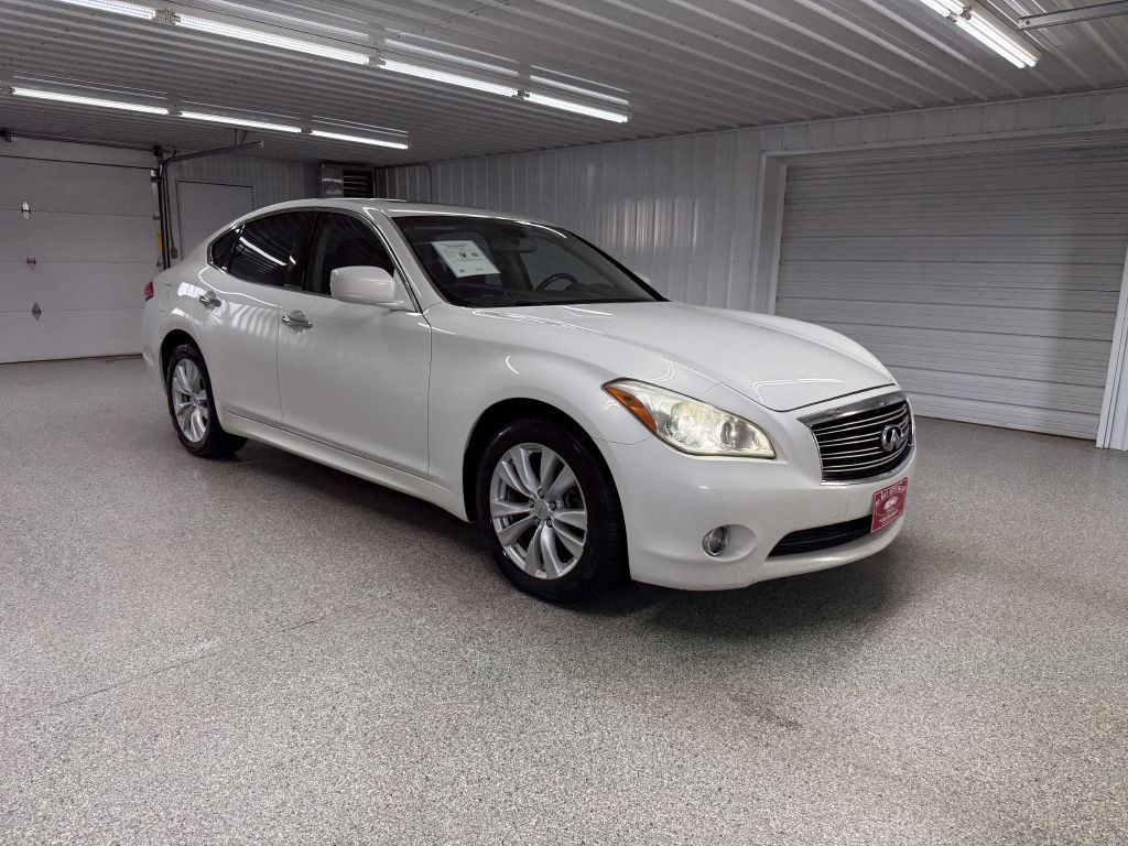 2011 INFINITI M56 Image 1