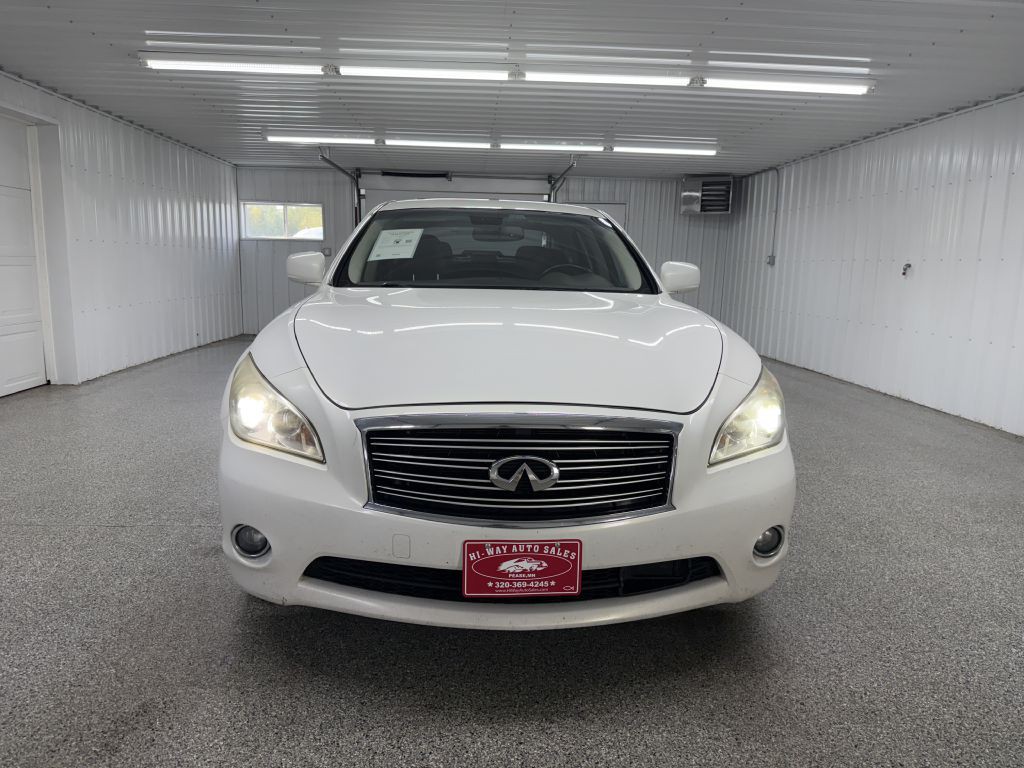 2011 INFINITI M56 Image 2
