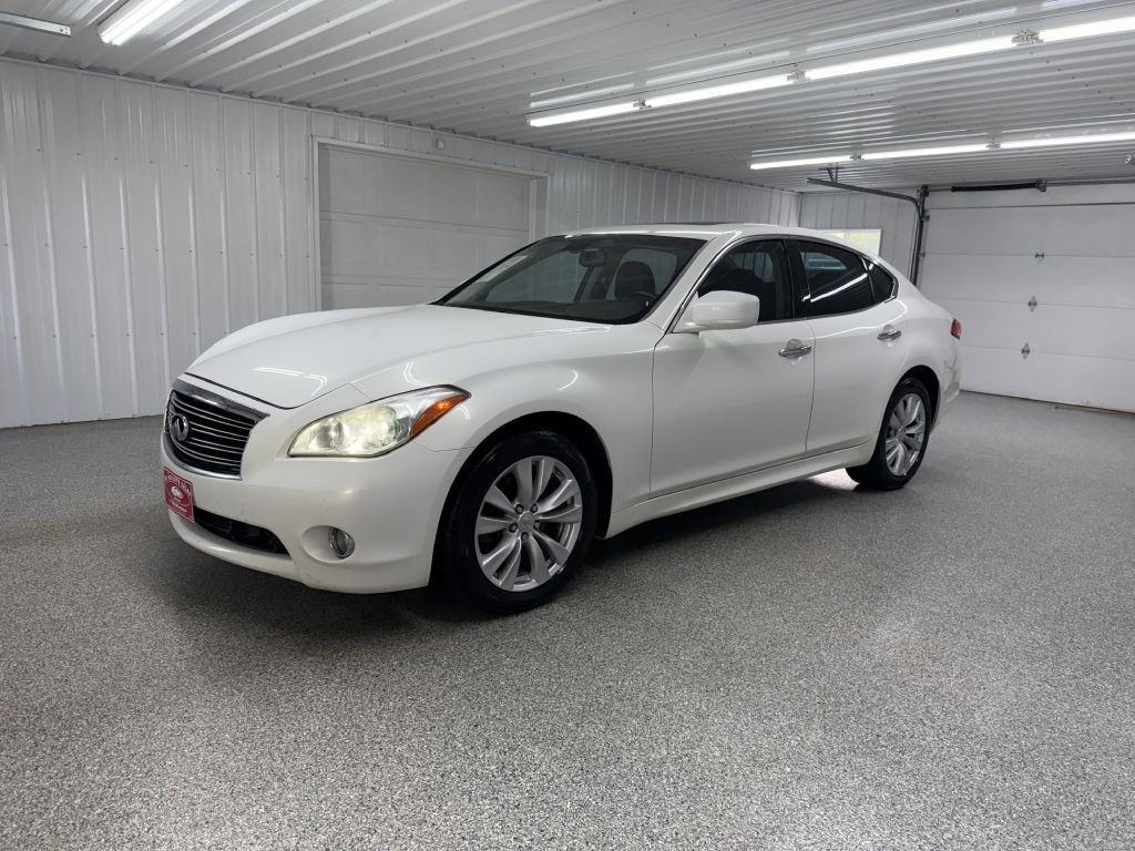 2011 INFINITI M56 Image 3