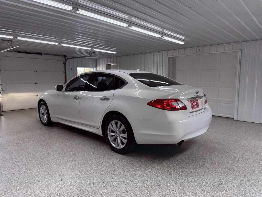 2011 INFINITI M56 Image 4