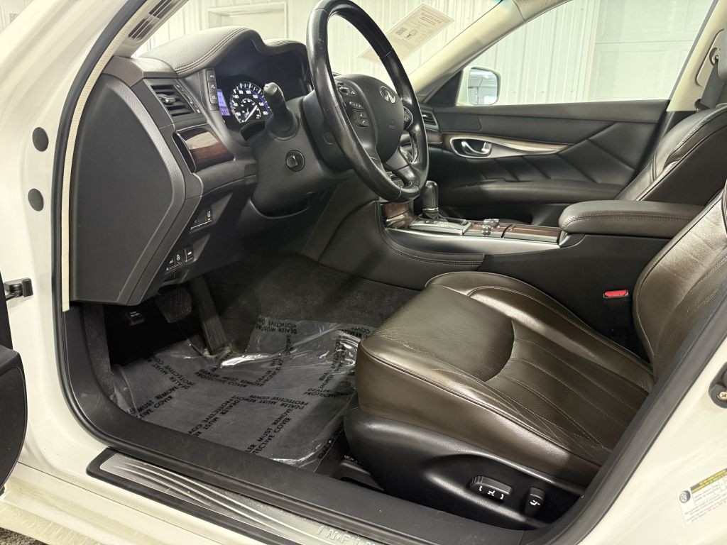 2011 INFINITI M56 Image 9