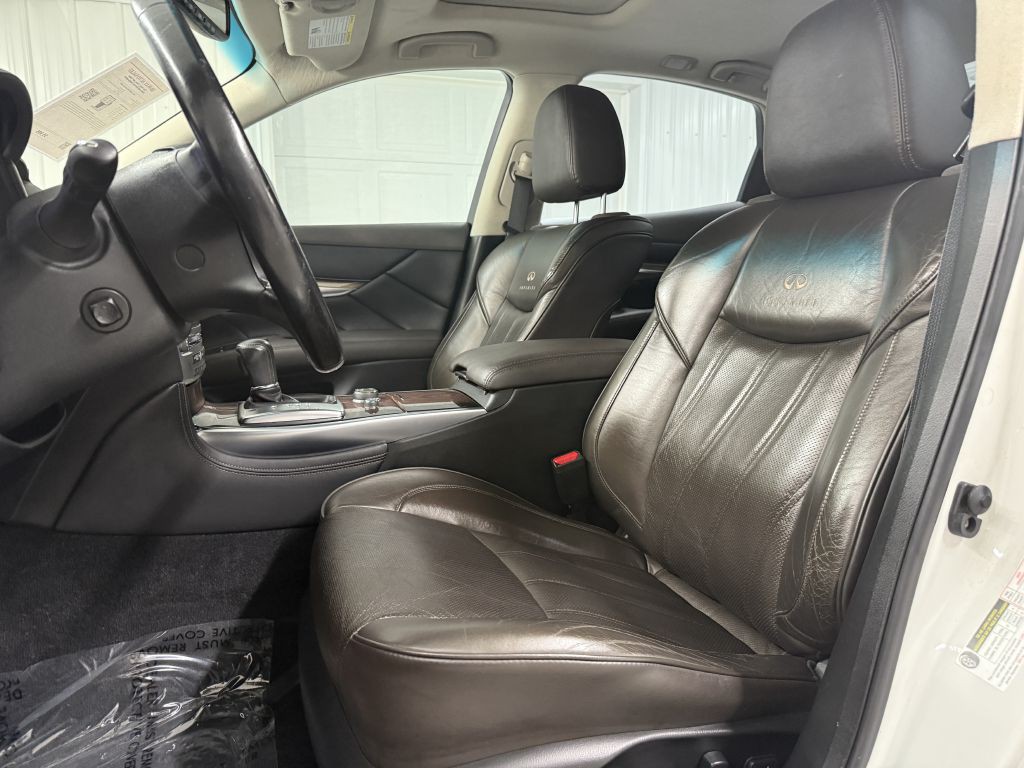 2011 INFINITI M56 Image 10