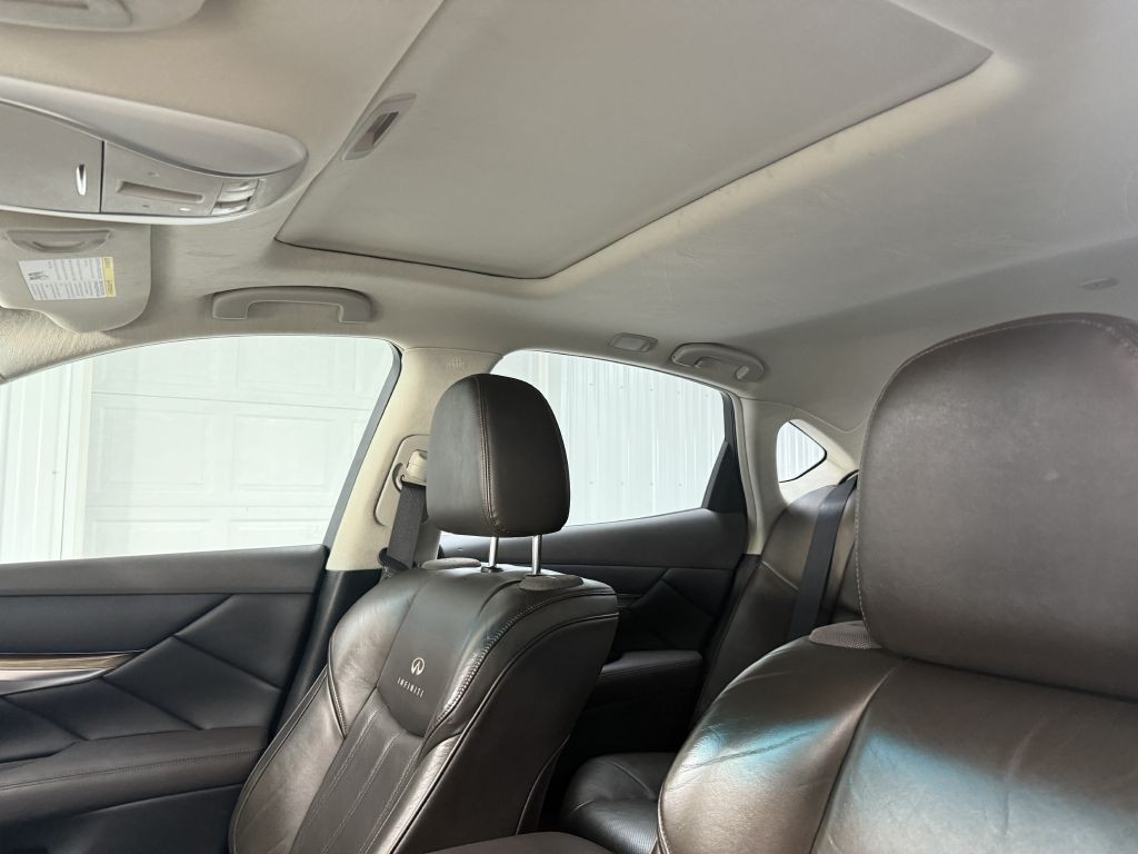 2011 INFINITI M56 Image 12