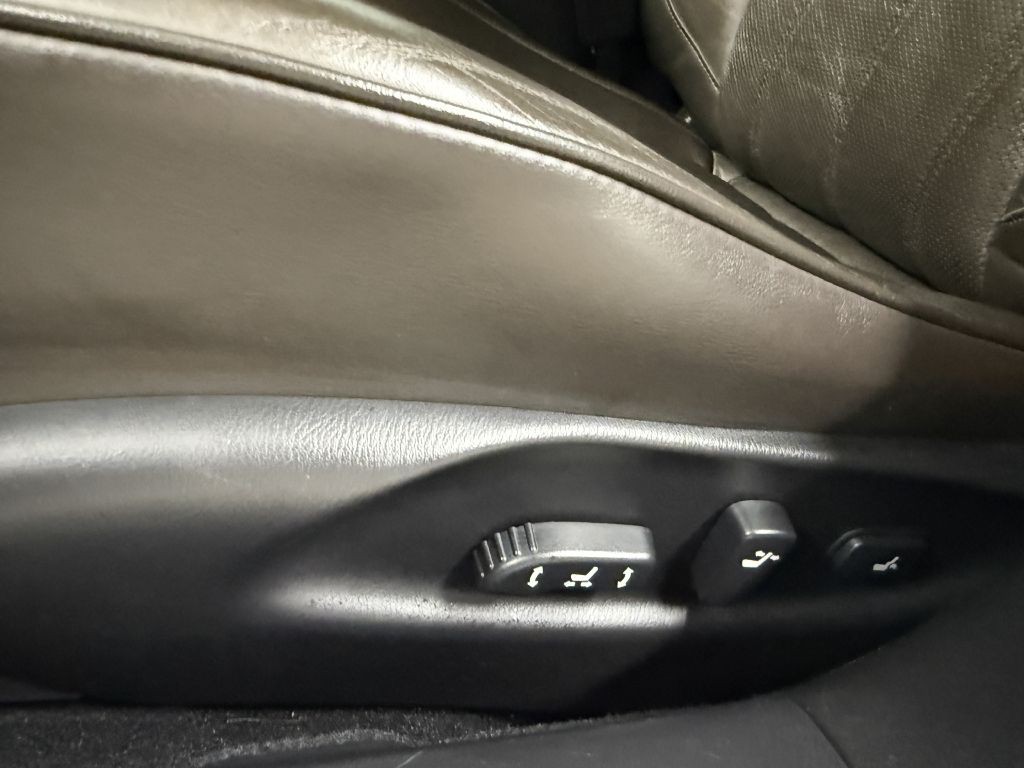 2011 INFINITI M56 Image 13