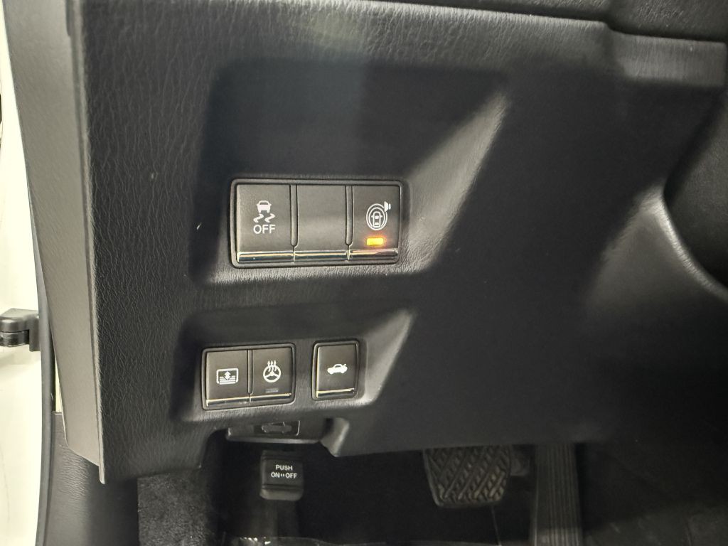 2011 INFINITI M56 Image 14