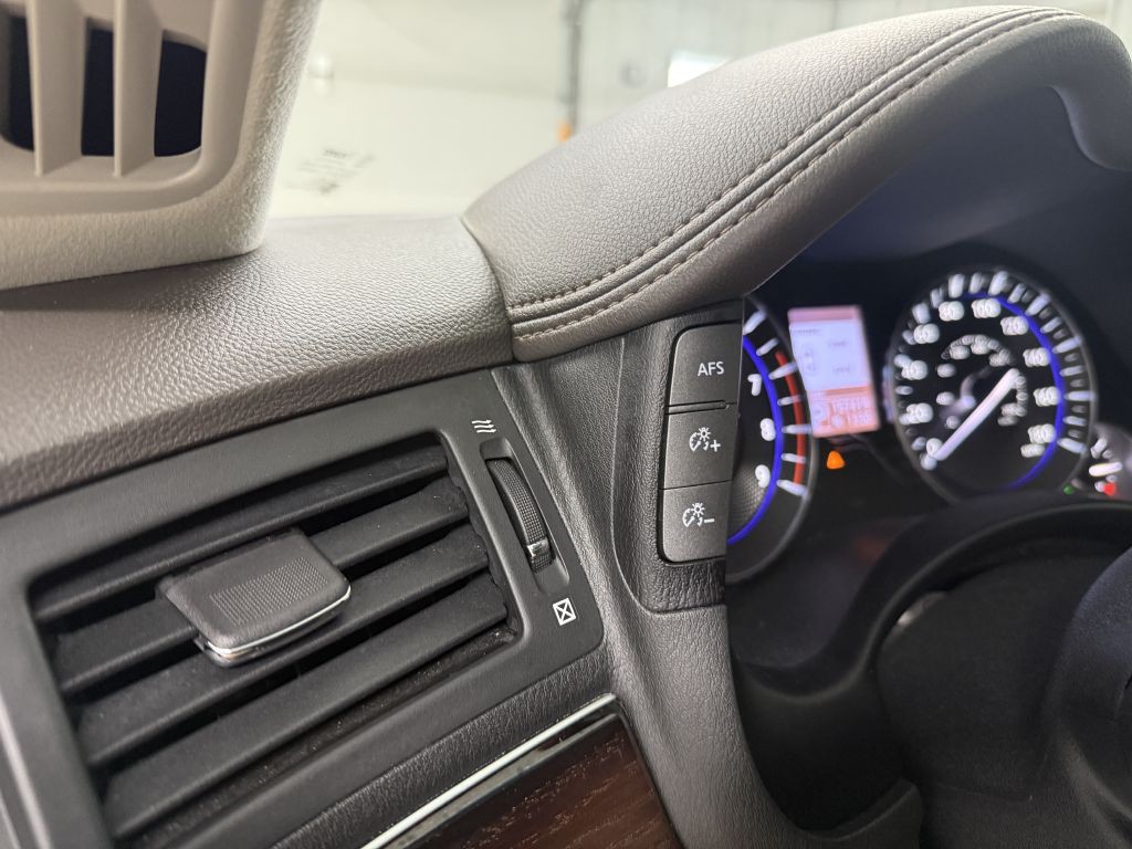 2011 INFINITI M56 Image 15
