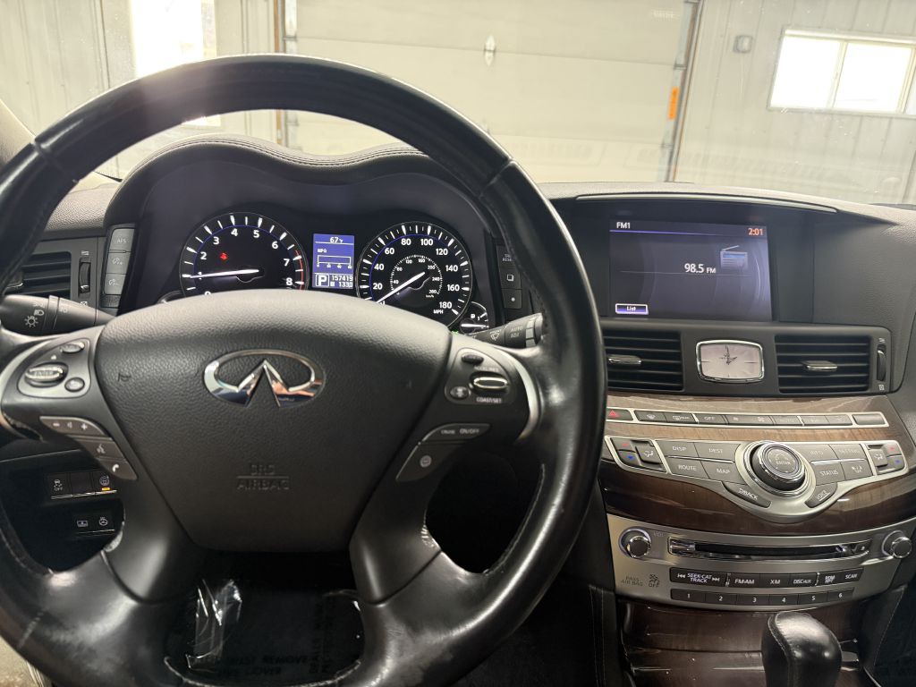 2011 INFINITI M56 Image 17
