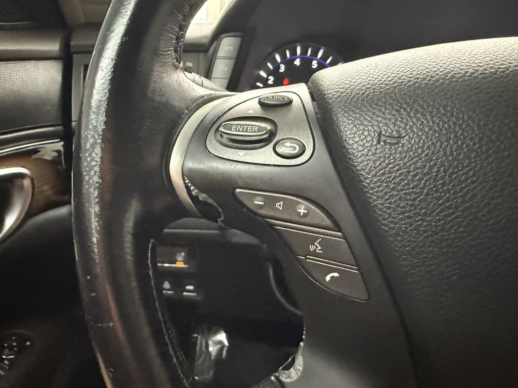 2011 INFINITI M56 Image 18