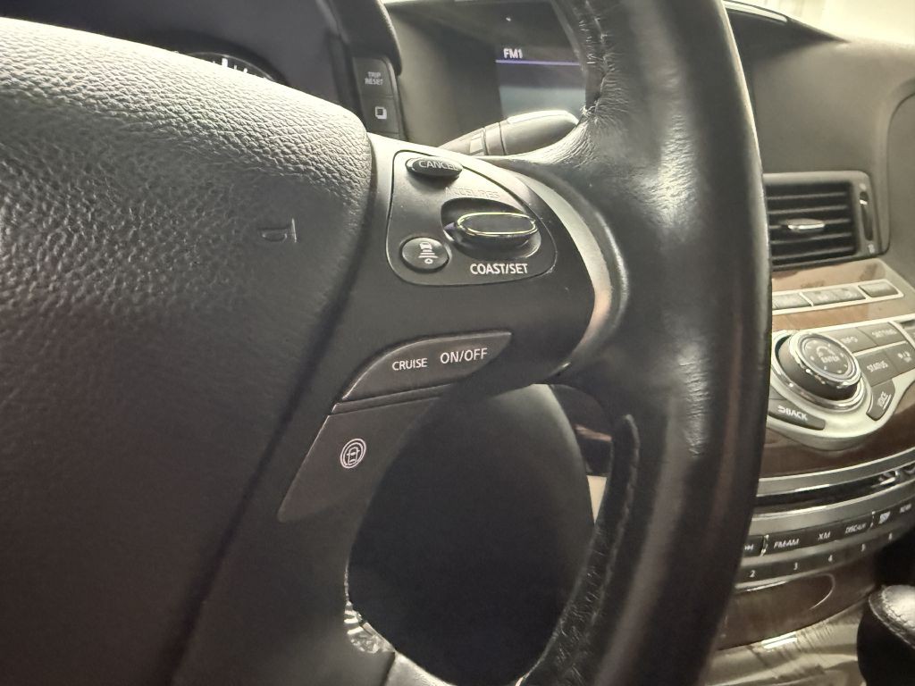 2011 INFINITI M56 Image 19