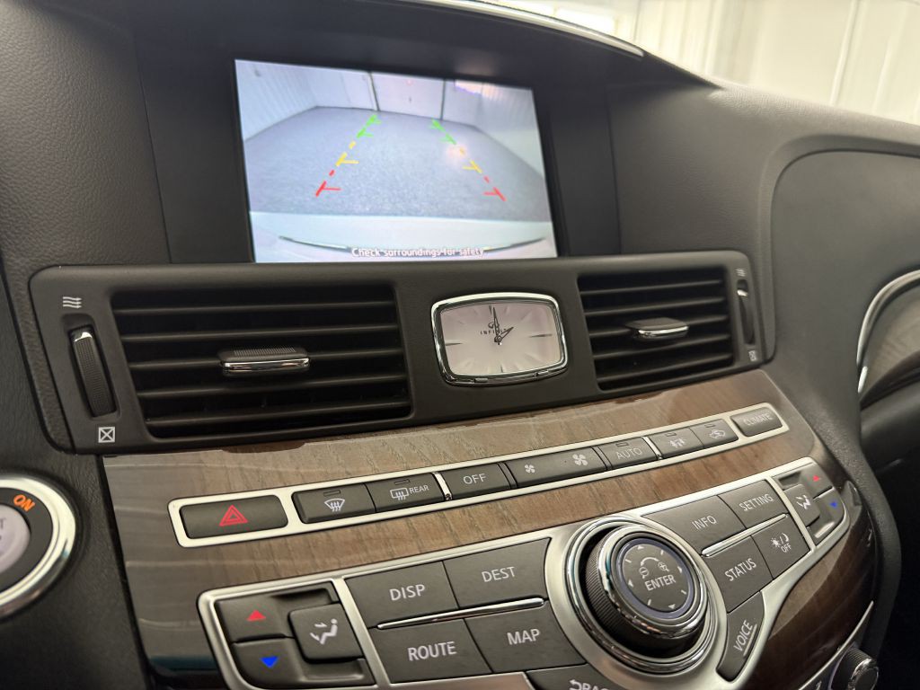 2011 INFINITI M56 Image 20