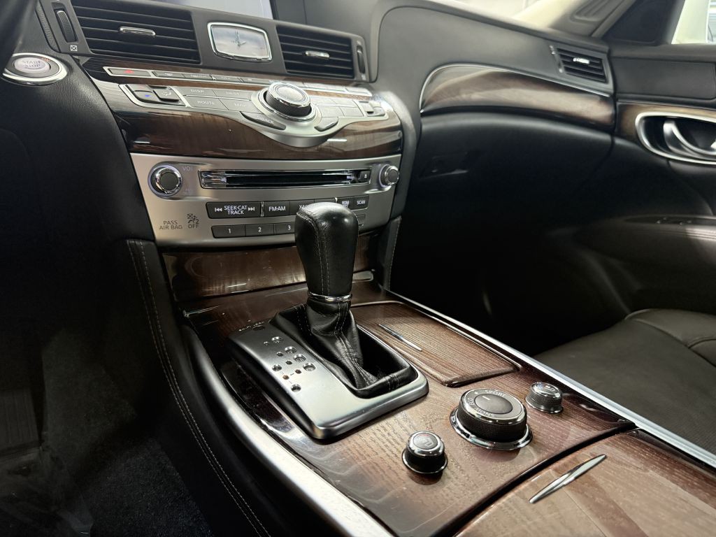 2011 INFINITI M56 Image 21