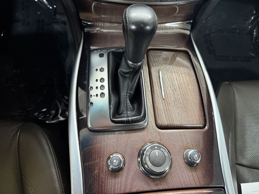 2011 INFINITI M56 Image 22