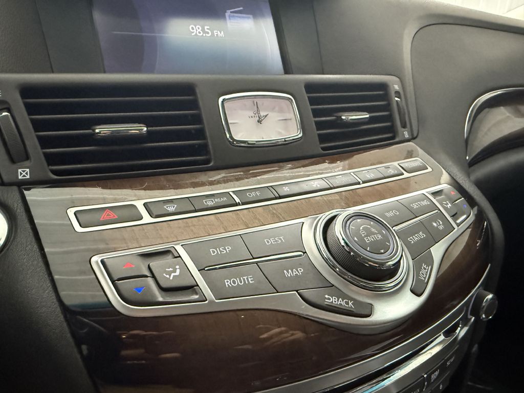 2011 INFINITI M56 Image 23