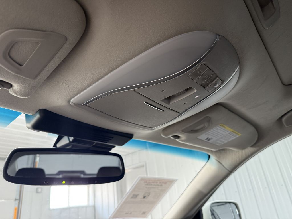 2011 INFINITI M56 Image 24