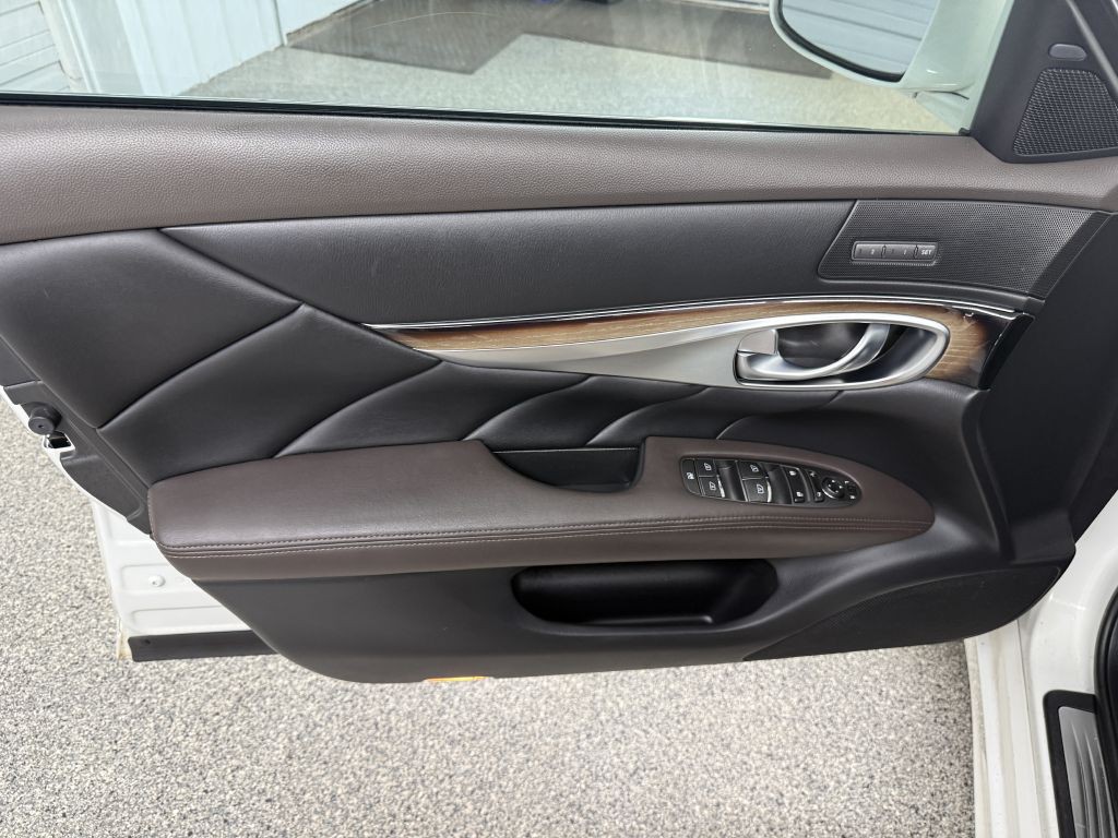 2011 INFINITI M56 Image 25