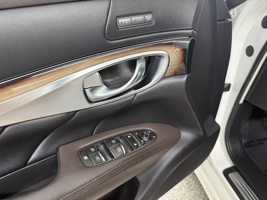 2011 INFINITI M56 Image 26