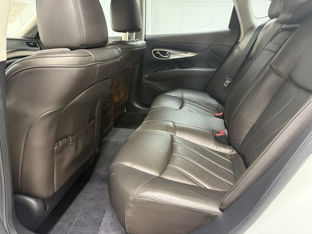 2011 INFINITI M56 Image 27