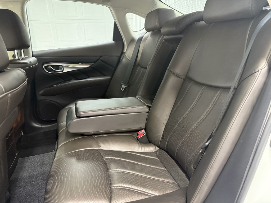2011 INFINITI M56 Image 28
