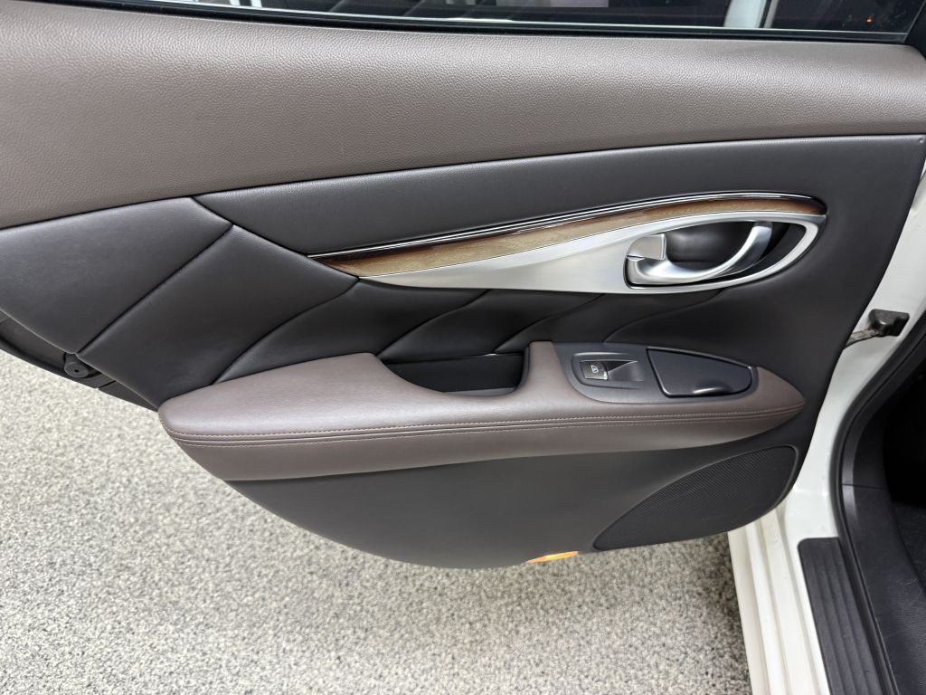 2011 INFINITI M56 Image 29