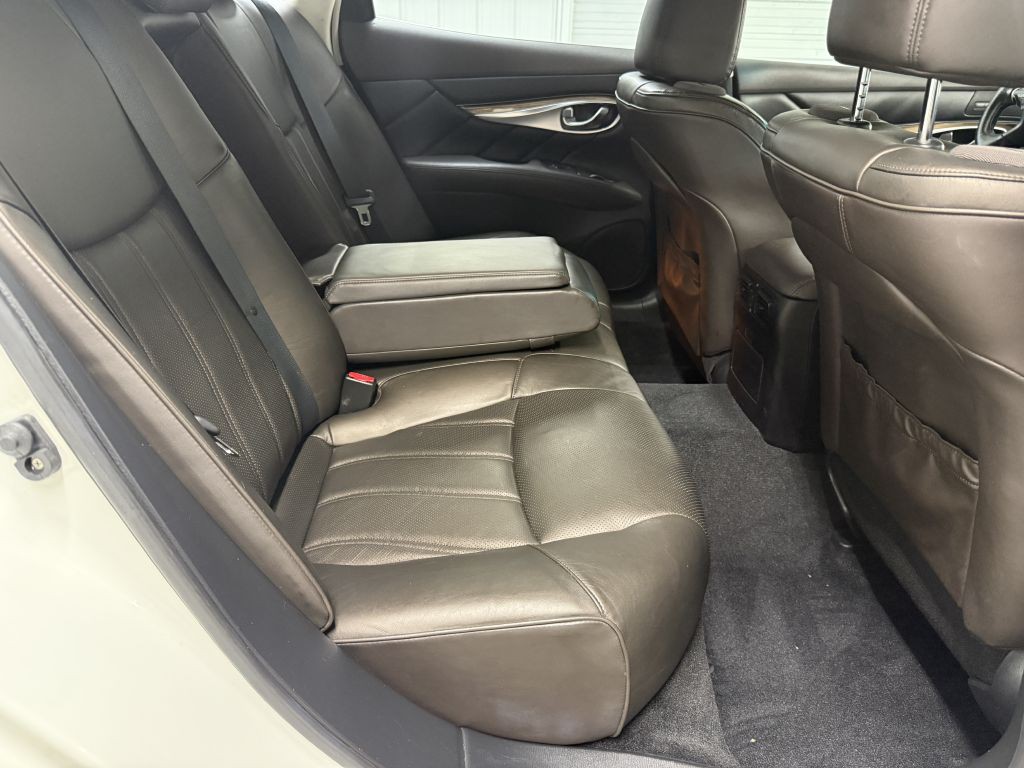 2011 INFINITI M56 Image 31