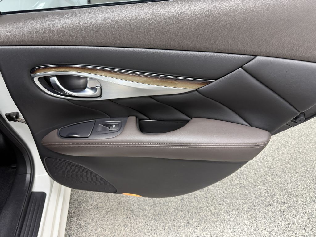 2011 INFINITI M56 Image 32