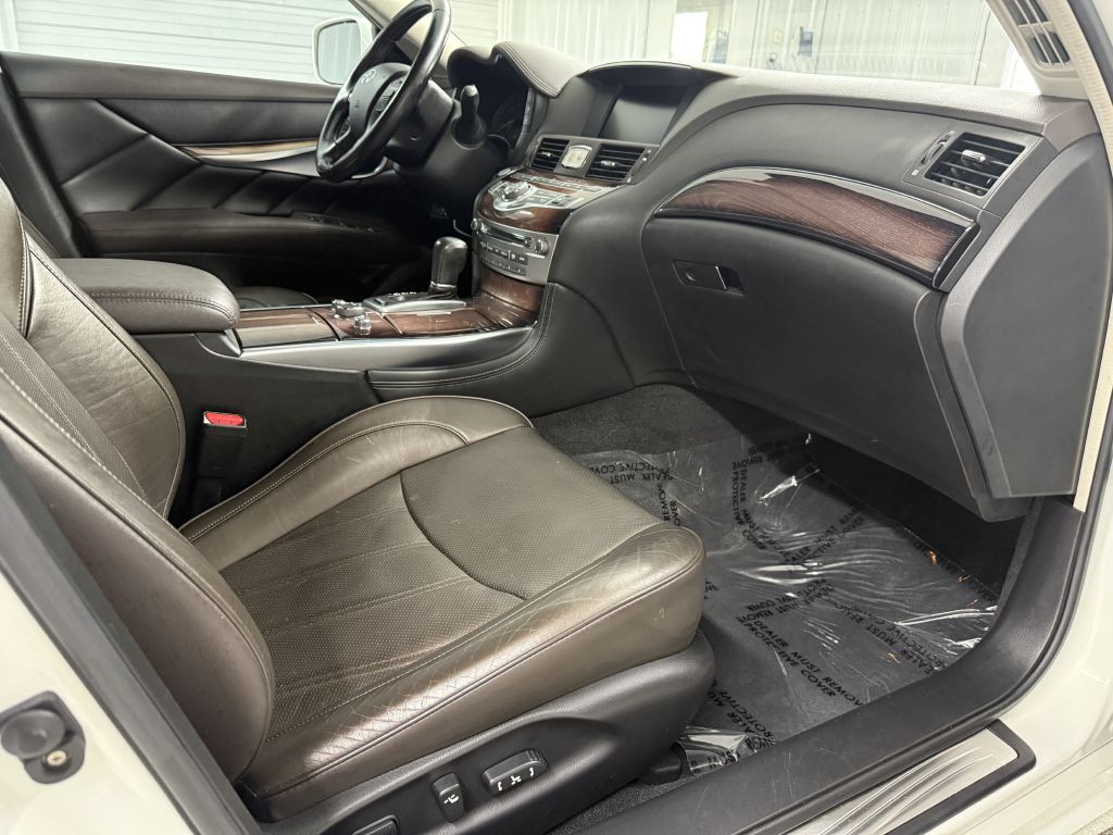 2011 INFINITI M56 Image 33