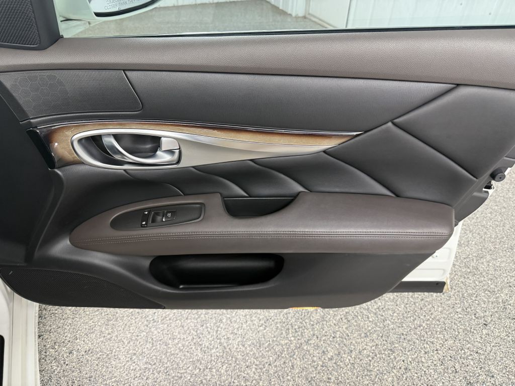 2011 INFINITI M56 Image 34