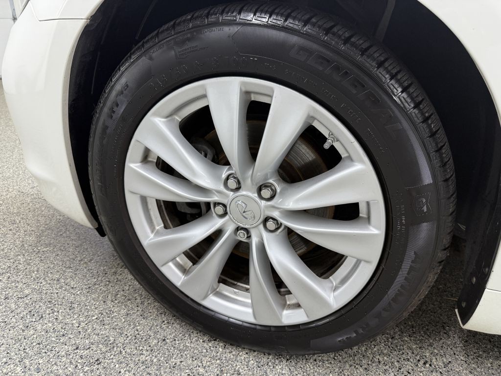2011 INFINITI M56 Image 35