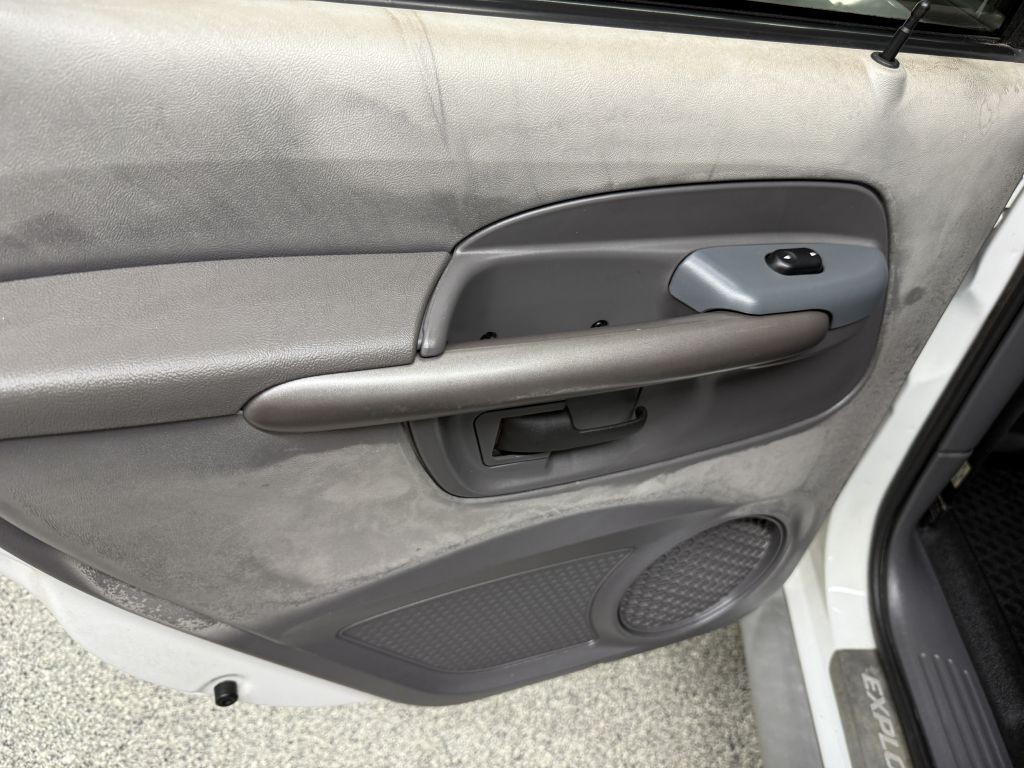 2001 Ford Explorer Image 24