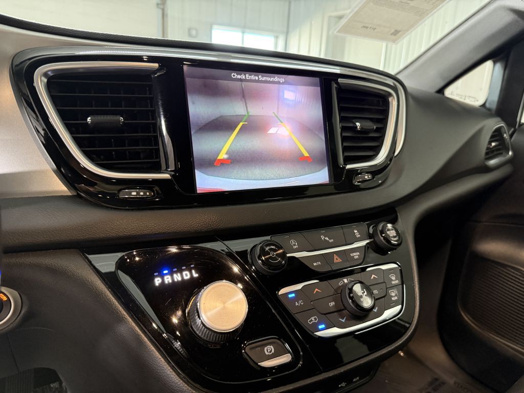 2019 Chrysler Pacifica Image 17