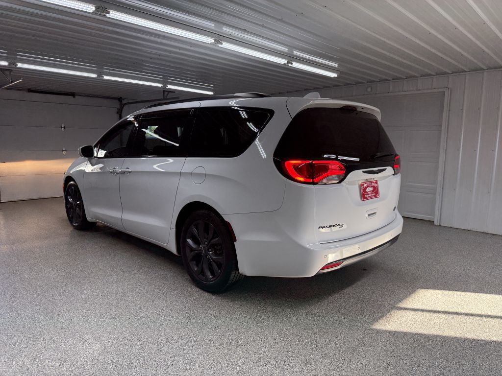 2018 Chrysler Pacifica Image 4
