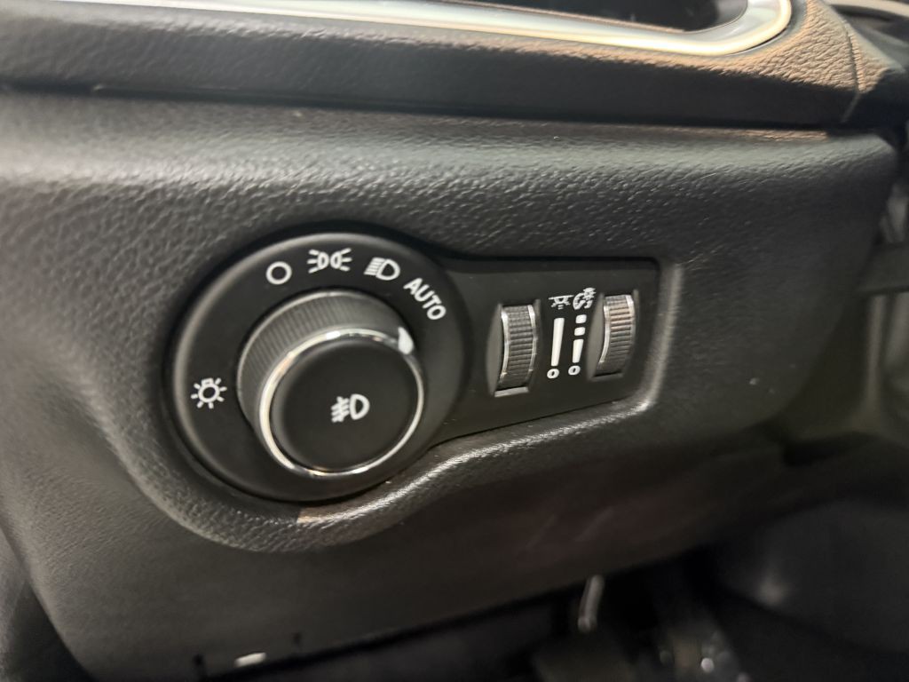 2018 Chrysler Pacifica Image 12