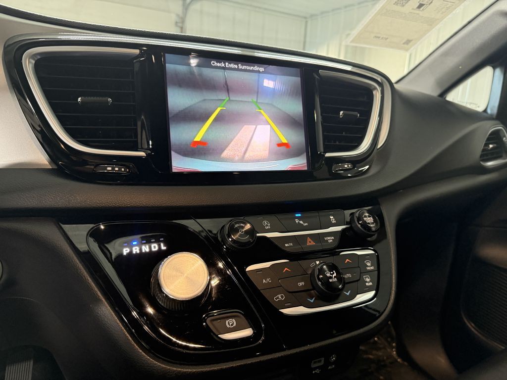 2018 Chrysler Pacifica Image 18
