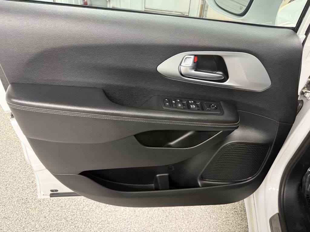 2018 Chrysler Pacifica Image 21