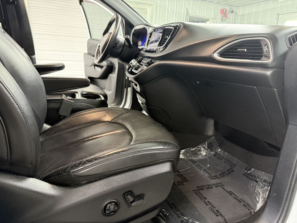 2018 Chrysler Pacifica Image 32