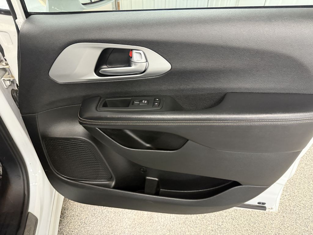 2018 Chrysler Pacifica Image 33