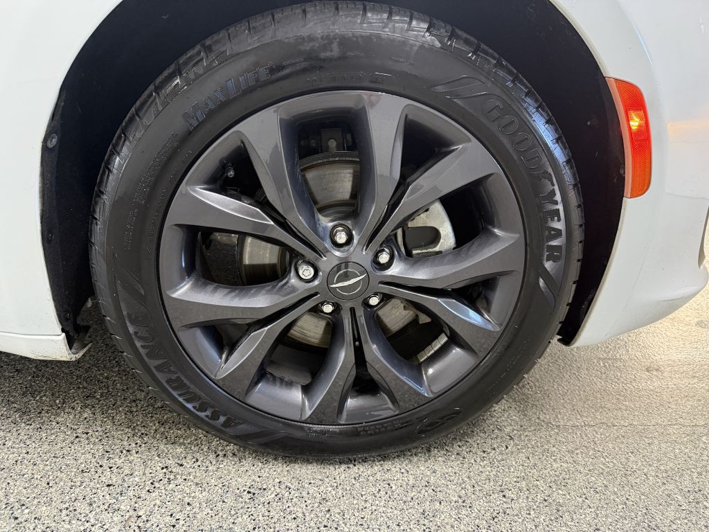 2018 Chrysler Pacifica Image 34
