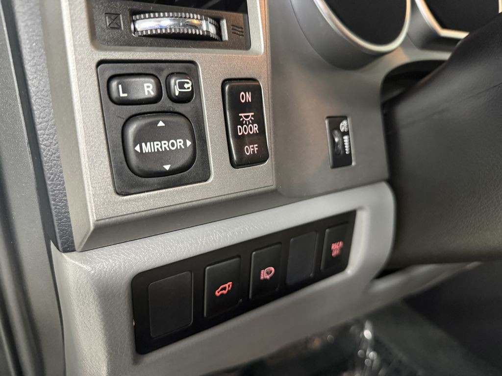 2014 Toyota Sequoia Image 11