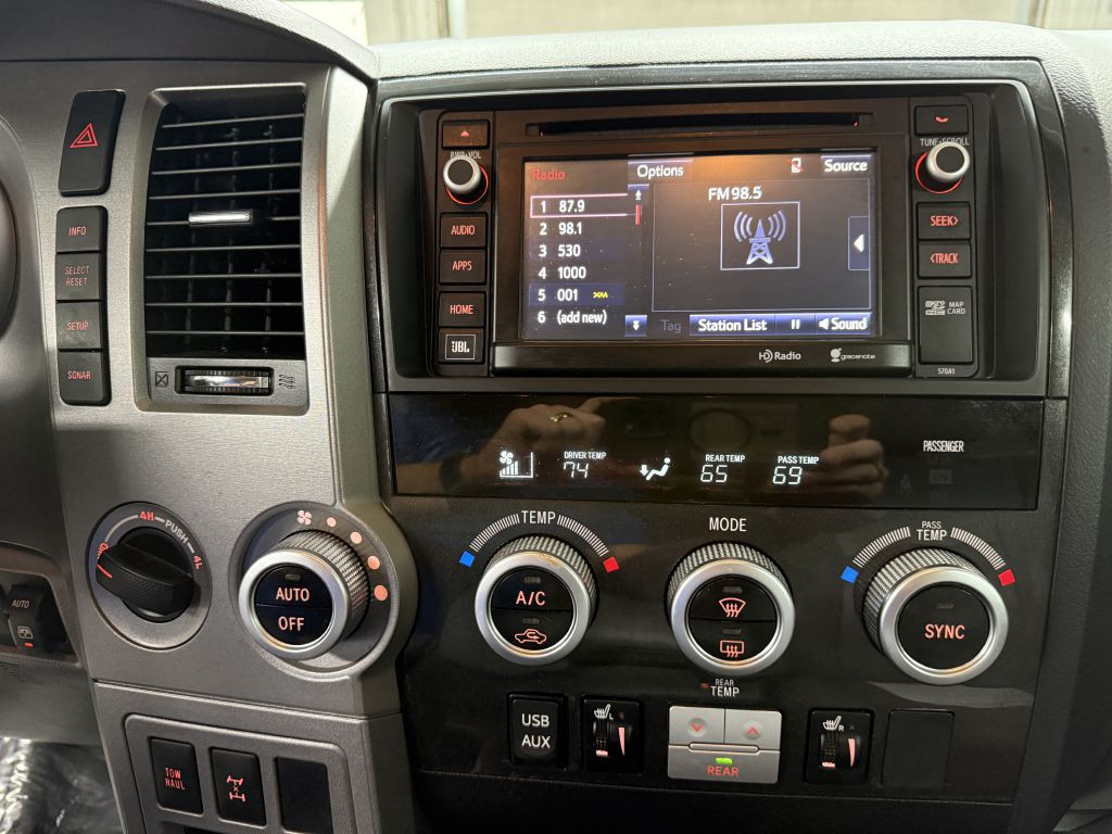 2014 Toyota Sequoia Image 17