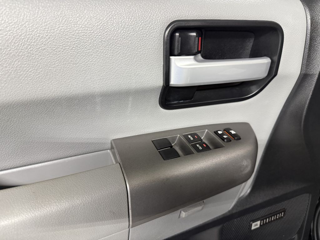 2014 Toyota Sequoia Image 24