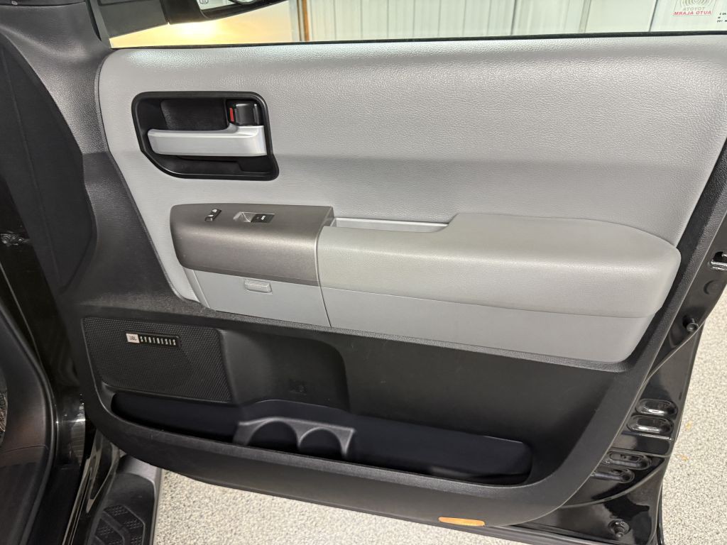2014 Toyota Sequoia Image 38