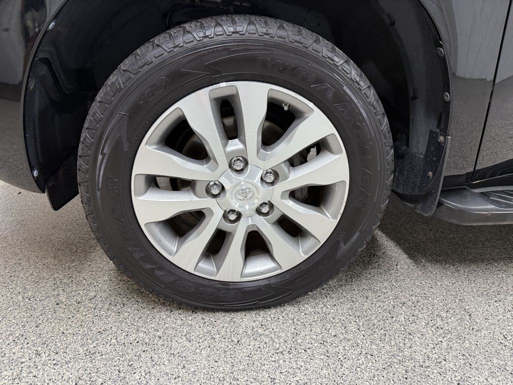 2014 Toyota Sequoia Image 39