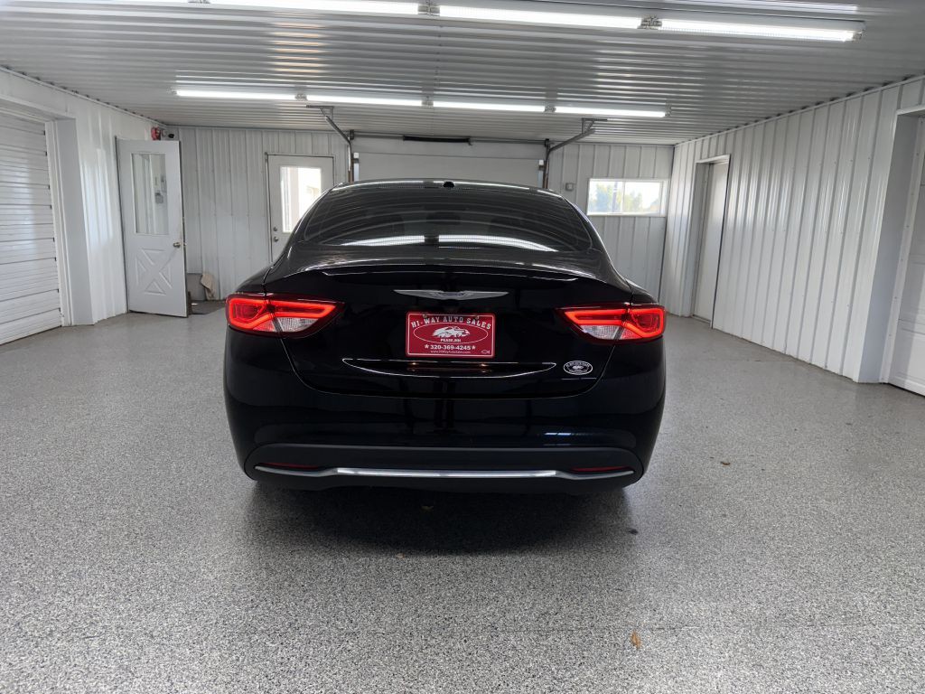 2015 Chrysler 200 Image 4