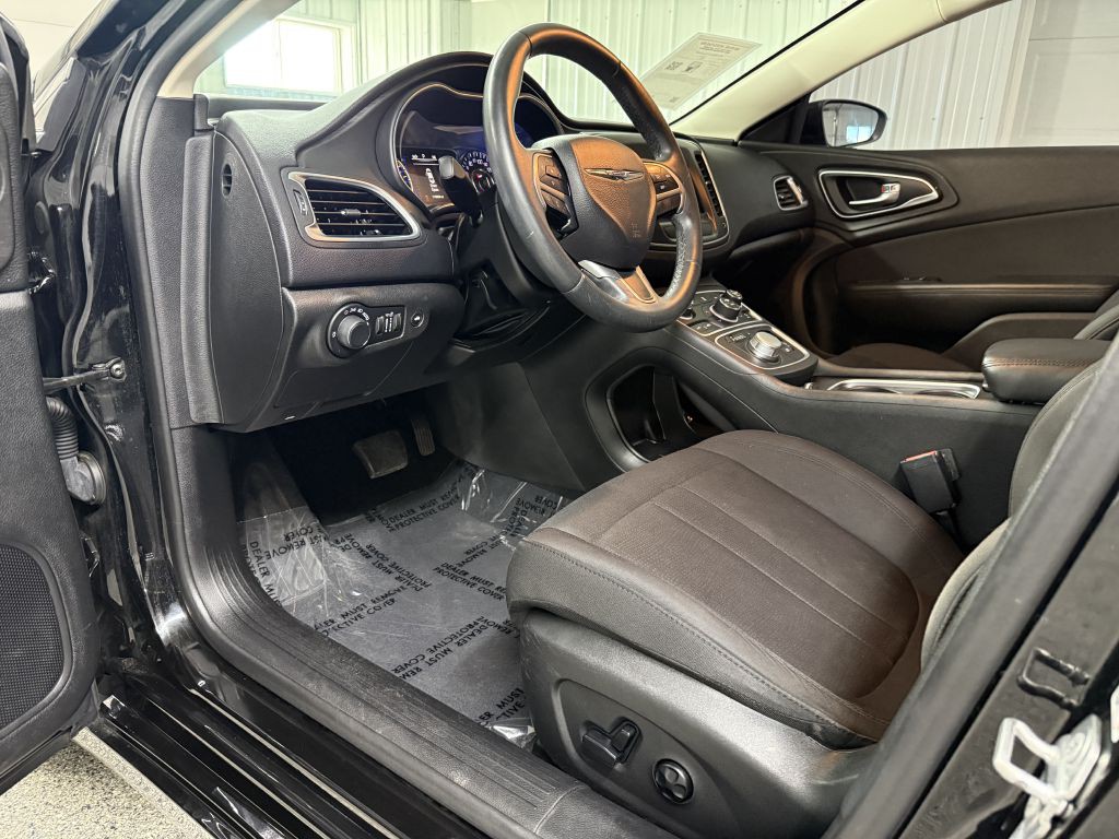 2015 Chrysler 200 Image 6
