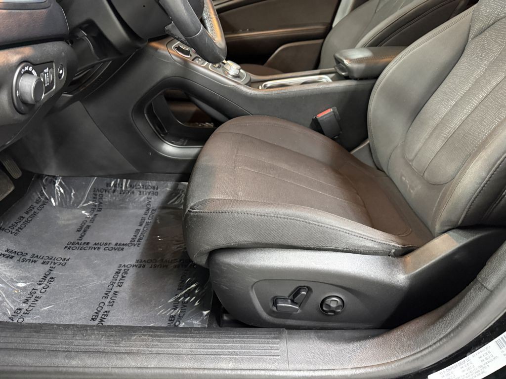 2015 Chrysler 200 Image 8