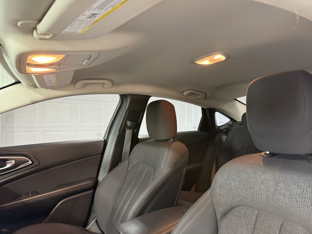 2015 Chrysler 200 Image 9