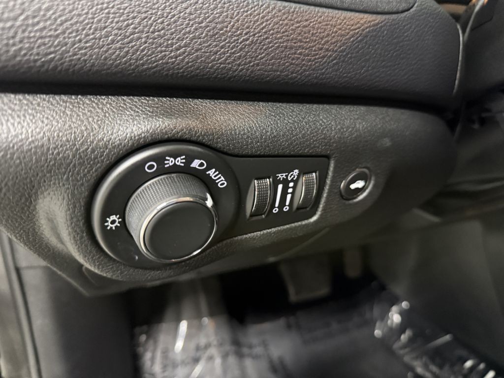 2015 Chrysler 200 Image 10